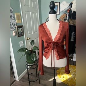 🧶NWT Gorgeous copper orange tie front top with lace trim